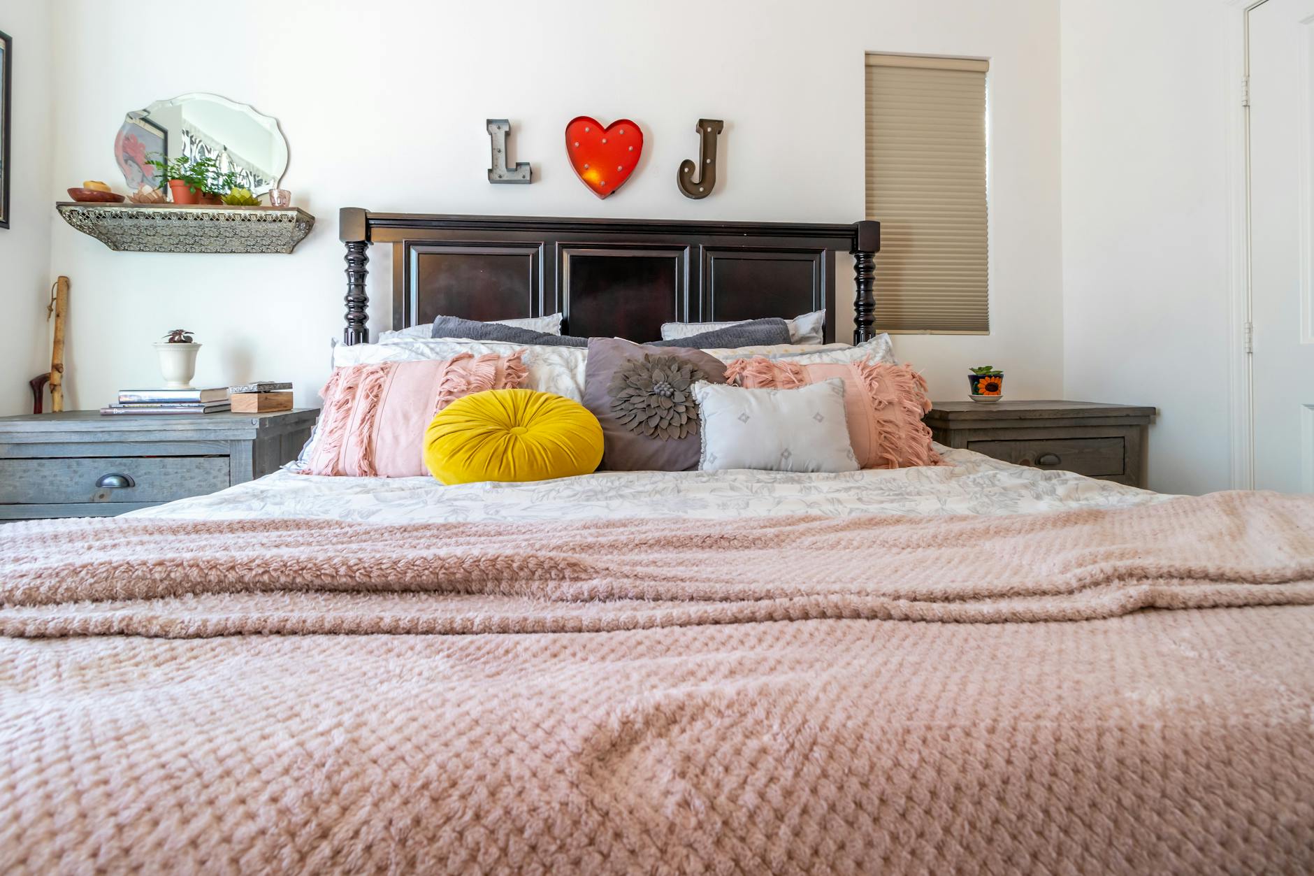 Feng Shui for renters – cozy bedroom with soft textiles and a mirror.