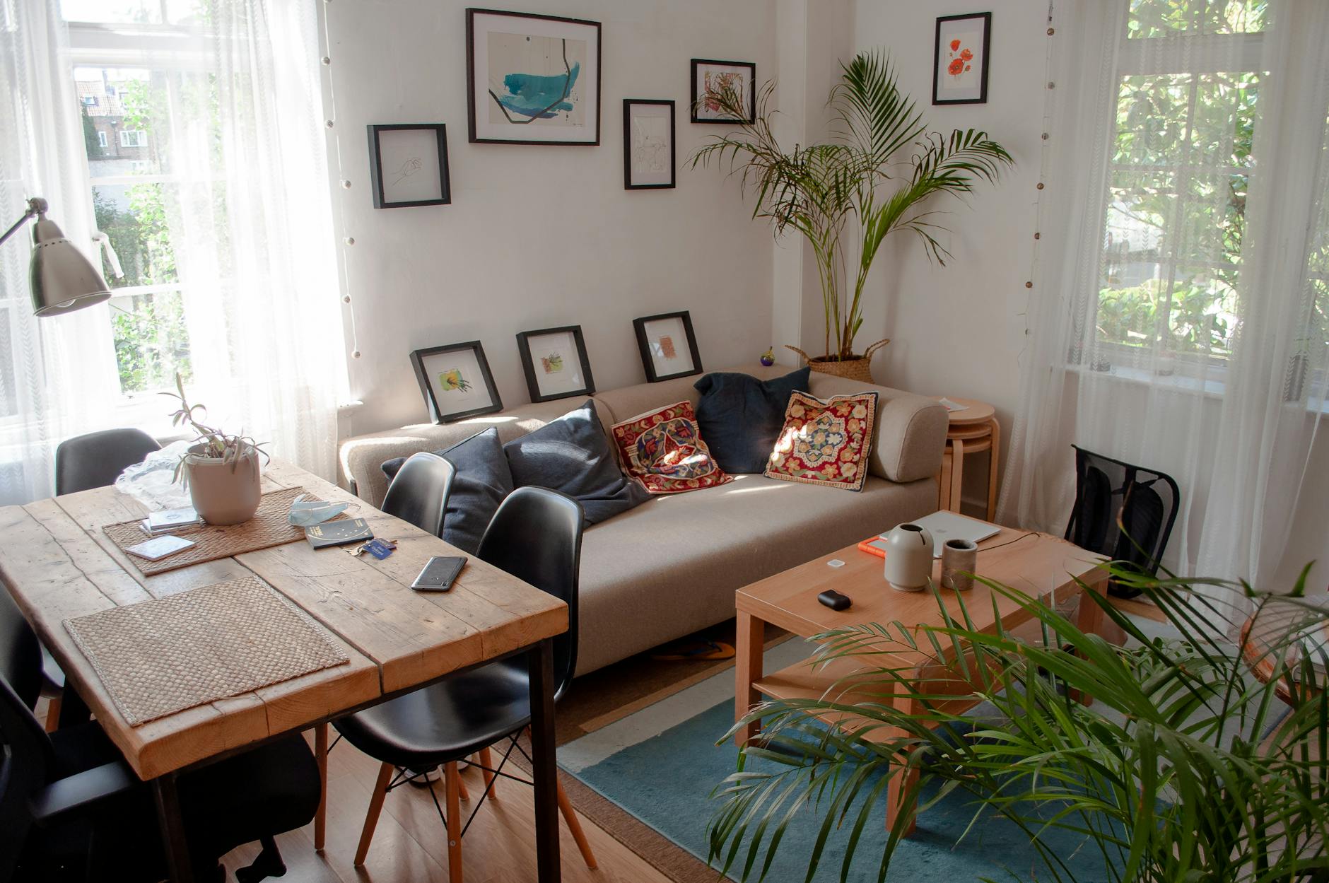 Feng Shui for small spaces – tiny living room with plants and balanced layout.